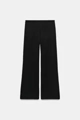 Pantalón flare de tiro medio, color azul, confeccionado en tejido de punto elástico. Cuenta con cintura elástica ajustable con cordón, bolsillos delanteros y corte amplio en las piernas.