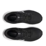 Championes de running Under Armour modelo Pursuit 4, color gris con suela blanca y detalles en celeste. Presentan una capellada de malla transpirable, cierre con cordones y tecnología de amortiguación Charged Cushioning en la entresuela.
