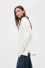 Buzo de punto tejido en algodón, con diseño de ochos y detalles en color blanco en sisas y ruedo. Presenta cuello redondo y calce holgado.