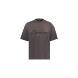 Remera oversize gris oscuro con cuello redondo alto y el nombre de la marca bordado en cursiva en el pecho.