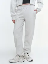 Pantalón deportivo de calce relajado con cintura y puños elastizados. Cuenta con bolsillos laterales y un diseño minimalista.