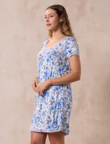 Camisón corto de tejido suave con estampado de leopardo en tonos grises y rosados, con escote redondo y mangas cortas.