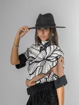 Sweater de tejido de punto con diseño estampado floral en tonos blanco, negro y tostado. Presenta cuello semi polera, mangas cortas hasta el codo con puños anchos y corte holgado.
