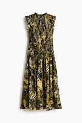 Vestido midi de mezcla de viscosa, con cuerpo fruncido, cuello de volados y sin mangas con volados en los hombros. Presenta costura fruncida en la cadera y falda amplia con vuelo. Estampado de hojas y flores tropicales en tonos verdes, amarillos y negros.