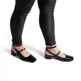 Zapato de vestir negro charol con punta fina, dos tiras finas sobre el empeine y taco bajo cuadrado.