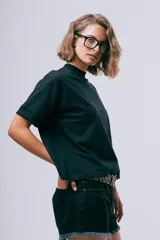 Camiseta básica de algodón orgánico color negro, con cuello alto y mangas cortas.