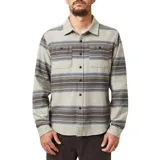 Camisa de franela a rayas horizontales en tonos beige, gris, azul y blanco, con cuello clásico, manga larga, dos bolsillos con botón en el pecho y cierre frontal con botones marrones.