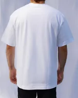 Pack de tres remeras blancas lisas de manga corta con bolsillo en el pecho.