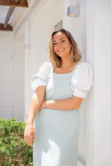 Vestido midi celeste con mangas abullonadas blancas, escote cuadrado y corte recto.