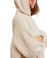 Hoodie de punto color crema, con capucha, manga larga abullonada y diseño oversized. Presenta tejido trenzado con patrones de rombos y textura de punto arroz en el cuerpo y mangas.