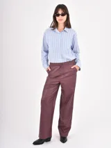 Pantalon de cuero sintetico en color bordó, de corte recto y holgado. Cuenta con cintura elastizada con cordón de ajuste y bolsillos laterales.