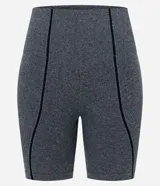 Bermuda deportiva de tiro alto y diseño seamless, confeccionada en tejido texturizado gris melange con líneas estilizadoras negras a los lados.