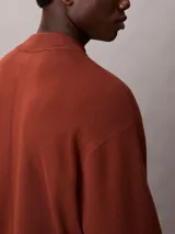 Sweater Calvin Klein de corte boxy y ajuste relajado, confeccionado en tejido de punto técnico. Presenta cuello semi alto y mangas largas con detalle de contraste en los puños.