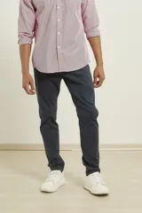 Pantalón chino de hombre color verde oliva, corte slim, con cierre de botón y cremallera.