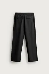 Pantalón de corte regular fit confeccionado en tejido mezcla de algodón, con cintura elástica ajustable mediante cordón, bolsillos laterales y bolsillos traseros de vivo.