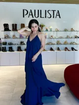 Vestido largo azul marino con breteles finos y escote en V.