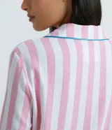 Camisón de franela de algodón con diseño de rayas verticales en blanco y rosado. Presenta cuello solapa, cierre frontal con botones y ribetes en contraste de color azul.