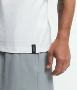 Musculosa básica para hombre de corte recto y cuello redondo, confeccionada en tejido de algodón. Presenta un diseño liso con un pequeño tag decorativo en el bajo.