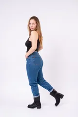 Pantalón tipo mom jean de tiro alto en color azul medio, con costuras en tono dorado y corte cónico.