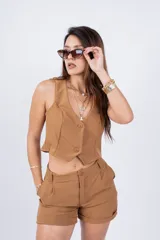 Chaleco corto color marrón con botones y escote en V.