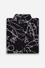 Camisa de manga corta con corte slim fit, confeccionada en viscosa. Presenta un diseño estampado con líneas blancas sobre fondo negro y cuenta con cierre frontal abotonado y logo bordado.