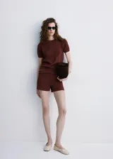 Short de punto color marrón, de tiro medio y diseño entallado, con cintura elástica.