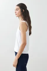 Musculosa verde con escote redondo a la base y sisas anchas.
