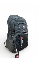 Mochila Ecko Unltd de color celeste, con múltiples compartimentos con cierre, bolsillos laterales y el logo de la marca estampado en el frente.