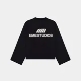 Camiseta de manga larga negra con corte "boxy fit" y estampado blanco en la espalda con el logo de "EMESTUDIOS".