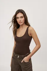 Body blanco de algodón y elastano con textura acanalada, escote redondo amplio y breteles anchos, de calce ajustado al cuerpo.