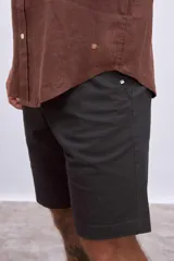 Bermuda de gabardina color marrón, corte recto y largo a la rodilla.