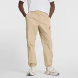 Pantalón cargo de corte deportivo color beige, con cintura elástica, bolsillos laterales tipo cargo con solapa y puños elásticos en los tobillos.