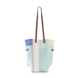 Bolsa matera de diseño estructurado, confeccionada en tejido plástico con patrón de rayas verticales multicolor. Presenta un compartimento central amplio, bolsillos laterales extensibles con presillas de cuero sintético y broches metálicos, y doble correa de hombro en color marrón.