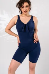 Malla entera azul marino con short y nudo regulable en el escote.
