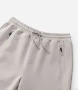 Pantalón deportivo masculino liso color negro, con ajuste elástico en la cintura y bolsillos laterales.