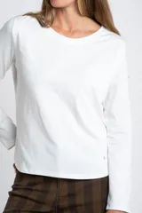 Remera de manga larga con cuello redondo, confeccionada en tejido de algodón con elastano, de calce ajustado al cuerpo.