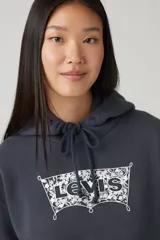 Buzo hoodie gris oscuro con logo Levi's estampado en blanco en el frente, con cordones ajustables en la capucha y bolsillo tipo canguro.