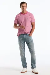 Remera rosada de manga corta con patrón de rayas finas en tejido jacquard y cuello redondo liso. Presenta el logo de la marca bordado en el pecho.