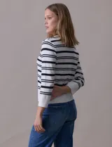 Cardigan tejido en hilado fino, marca Cable & Gauge, con rayas horizontales negras y blancas. Tiene abertura central con botones y cuello redondo.