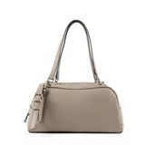 Cartera tipo baúl color gris, confeccionada en cuero sintético texturizado. Cuenta con doble asa de mano, correa bandolera regulable y extraíble, cierre superior, herrajes plateados, un bolsillo interno con cierre, dos bolsillos internos abiertos y forro de tela de algodón y poliéster.