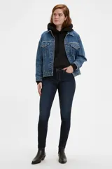 Pantalón de jean azul oscuro, corte skinny, tiro medio y confeccionado con tejido elástico.