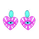 Par de aros colgantes con forma de corazón, con diseño de ojo turco en tonos rosa, blanco y celeste.