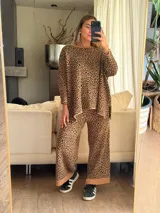Conjunto de dos piezas tejido en mezcla de lana y algodón con estampado animal print. Incluye un sweater de corte oversize con cuello redondo y mangas 3/4, y un pantalón estilo wide leg con cintura elástica.