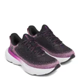 Championes de running Under Armour Infinite, color negro con detalles en lila y suela blanca.