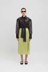 Camisa negra de organza con corte regular y lazo maxi desmontable.