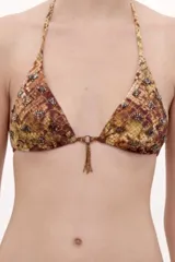 Top de bikini triangular con estampado de efecto piel de serpiente en tonos marrones y dorados, con delicados bordados de cuentas oscuras y detalle de flecos metálicos colgando en el centro.