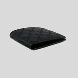 Billetera bifold de cuero negro con diseño grabado del monograma GG de Gucci en relieve.