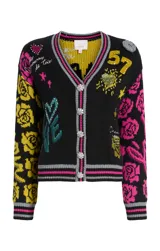 Cárdigan de punto negro con cuello en V y cierre frontal con botones. Presenta estampado de flores, corazones y números en colores amarillo, rosa y verde.