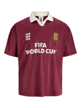 Camiseta de estilo deportivo con cuello polo en color blanco y cuerpo en color bordó con diseño de rayas verticales sutiles. Presenta estampados frontales con la inscripción 'FIFA WORLD CUP' y 'CAN MEX USA', junto con un parche conmemorativo de la FIFA.