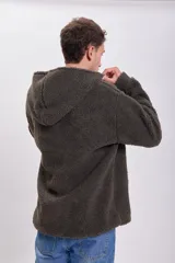 Buzo de hombre tipo canguro, confeccionado en tejido sherpa color visón. Tiene capucha, cierre parcial con cremallera y bolsillo tipo parche en el pecho.